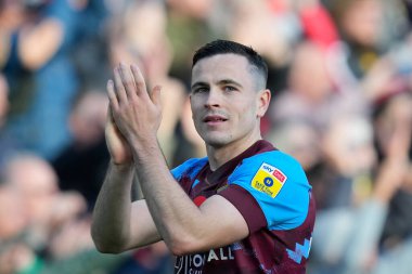 Burnley 'den 24 numaralı Josh Cullen, 13 Kasım 202' de Burnley, Burnley 'e karşı Blackburn Rovers maçından sonra taraftarları selamlıyor.