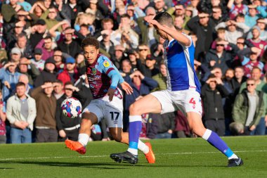 Burnley 'den 17 numaralı Manuel Benson, Blackburn Rovers' ın Daniel Ayala # 4 'ünün baskısı altında Burnley, Burnley' e karşı Turf Moor, Burnley, Birleşik Krallık 'ta 13 Kasım 202' de oynanan Gökyüzü İddia Şampiyonası karşılaşmasında topu geçiyor.