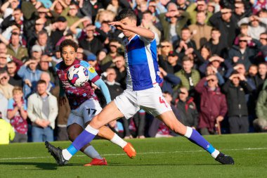 Burnley 'den 17 numaralı Manuel Benson, Blackburn Rovers' ın Daniel Ayala # 4 'ünün baskısı altında Burnley, Burnley' e karşı Turf Moor, Burnley, Birleşik Krallık 'ta 13 Kasım 202' de oynanan Gökyüzü İddia Şampiyonası karşılaşmasında topu geçiyor.