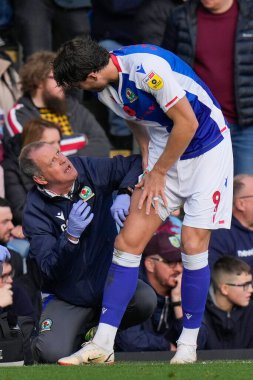 Blackburn Rovers sağlık görevlileri, Blackburn Rovers 'ın 9 numarası Sam Gallagher' ın bacağındaki yarayı tedavi ediyor. 13 Kasım 202 'de Burnley' nin Blackburn Rovers 'a karşı oynadığı Turf Moor, Burnley, Birleşik Krallık maçında.