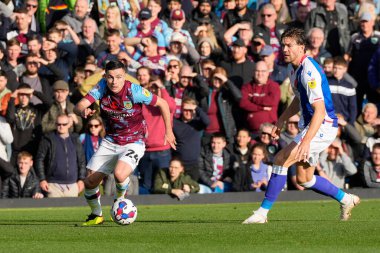 Burnley 'den 24 numaralı Josh Cullen, Blackburn Rovers' dan 9 numaralı Sam Gallagher 'ın yanından geçiyor. 13 Kasım 202' de Burnley, Burnley, İngiltere 'de Blackburn Rovers' a karşı oynadığı maçta.