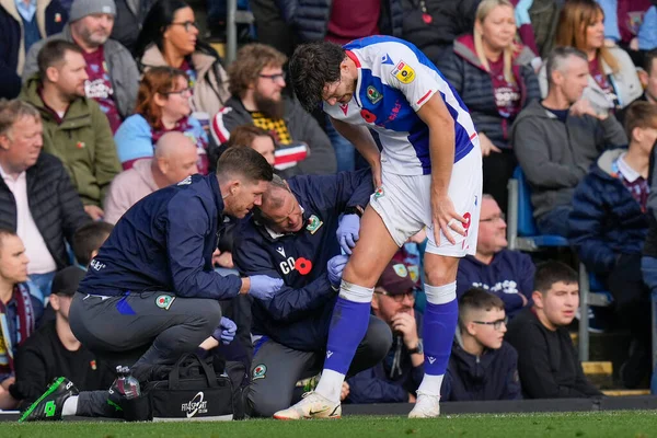 Blackburn Rovers sağlık görevlileri, Blackburn Rovers 'ın 9 numarası Sam Gallagher' ın bacağındaki yarayı tedavi ediyor. 13 Kasım 202 'de Burnley' nin Blackburn Rovers 'a karşı oynadığı Turf Moor, Burnley, Birleşik Krallık maçında.