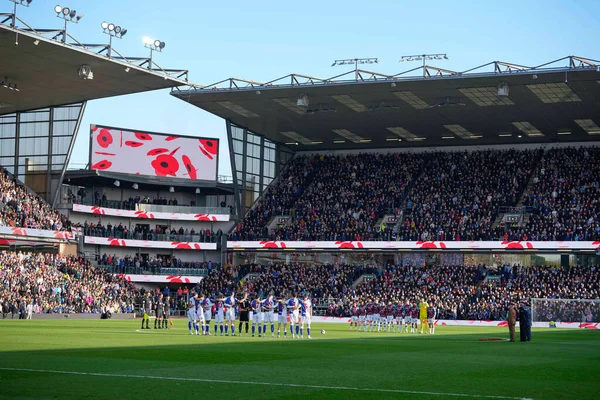 Oyuncular, yetkililer ve taraftarlar, 13 Kasım 202 'de Burnley, Burnley, İngiltere' de Blackburn Rovers 'a karşı oynanan Gökyüzü İddia Şampiyonası' nın Anma Günü 'nü anmak için bir dakikalık saygı duruşunda bulundular.