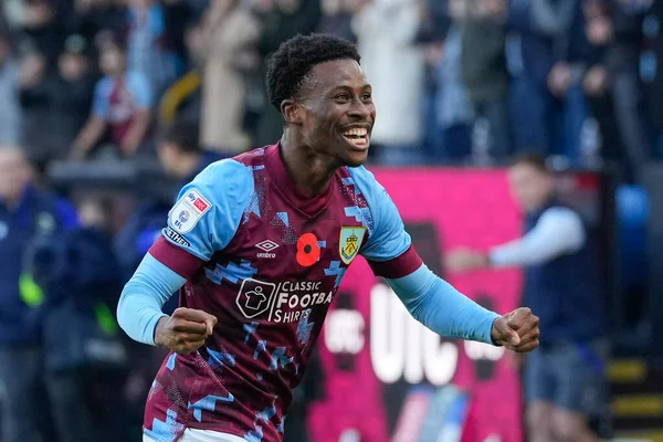 Burnley 'den Nathan Tella # 23, Burnley' nin 13 Kasım 202 'de Turf Moor, Burnley' de Blackburn Rovers 'a karşı oynadığı Gökyüzü İddia Şampiyonası maçında zaferi kutluyor.