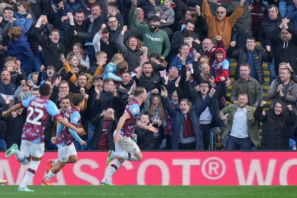 Ashley Barnes Burnley Celebrates Front Fans Scores Goal Make Sky — Stock Photo, Image
