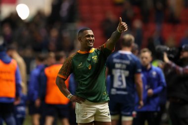 Güney Afrika 'dan Leolin Zas, Bristol Ayıları' nın Güney Afrika 'ya karşı oynadığı ve 17 Kasım 2022' de Ashton Gate, Bristol, İngiltere 'de oynanan müsabakanın ardından seyircilere saygılarını sunuyor.