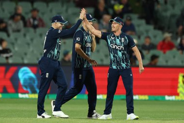 İngiliz Sam Billings, Avustralyalı David Warner 'ın 17 Kasım 2022' de Adelaide, Adelaide, Avustralya 'da oynanan Dettol ODI Serisi Avustralya - İngiltere maçı sırasında attığı şutu kutluyor.