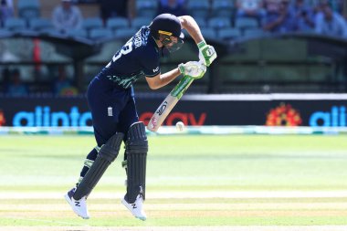 İngiliz Jos Buttler (c), 17 Kasım 2022 'de Adelaide, Avustralya' daki Adelaide Oval 'de oynanan Dettol ODI Serisi karşılaşmasında şut attı.