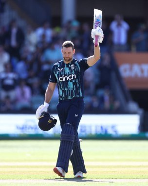 İngiliz David Malan, 17 Kasım 2022 'de Adelaide, Avustralya' daki Adelaide Oval, Adelaide, Avustralya 'da oynanan Dettol ODI Serisi karşılaşmasında 100 koşu yaptı ve bunu kutladı.