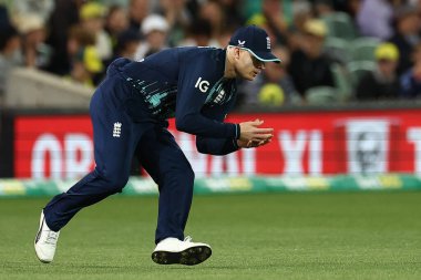 İngiliz Sam Billings, 17 Kasım 2022 'de Adelaide, Adelaide, Avustralya' da oynanan Dettol ODI Serisi karşılaşmasında topu alıyor.