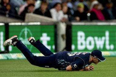 İngiliz Olly Stone, 17 Kasım 2022 'de Adelaide, Adelaide, Avustralya' da oynanan Dettol ODI Serisi karşılaşmasında topu alıyor.