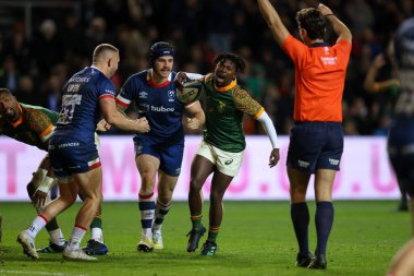 Güney Afrika 'dan PhepButhelezi A, Bristol Bears' ın Güney Afrika 'ya karşı oynadığı 17 Kasım 2022 tarihinde Ashton Gate, Bristol' da oynanan Friendly maçında hakem Adam Jones 'un takımını cezalandırdığını gösteriyor.