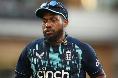 İngiliz Chris Jordan, Adelaide, Avustralya 'daki Adelaide Oval, Avustralya' da oynanan 17 Kasım 2022 'de oynanan ODI serisi Avustralya - İngiltere maçına bakıyor.
