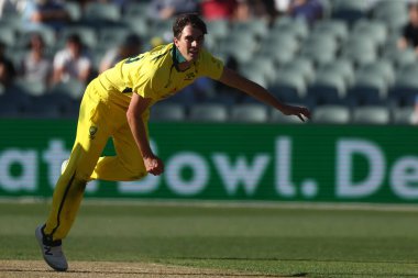 Avustralyalı Pat Cummins, 17 Kasım 2022 'de Adelaide, Avustralya' daki Adelaide Oval Ofis 'te oynanan Dettol ODI Serisi karşılaşmasında İngiltere' li Luke Wood 'u yendi.