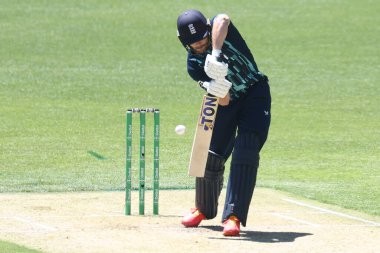 İngiltere 'den Phillip Salt topu köşeye sıkıştırdı ve Dettol ODI Serisi' nde Avustralyalı Steve Smith tarafından yakalandı. Avustralya - Adelaide Oval, Adelaide, Avustralya, 17 Kasım 20222