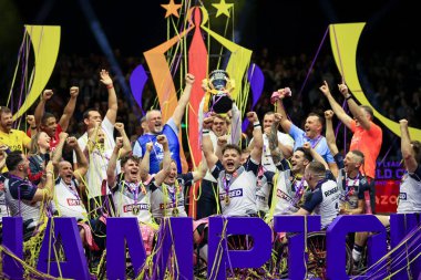 Teknik Direktör Tom Coyd, 2021 Dünya Rugby Ligi Dünya Kupası 'nda Fransa' yı 24-28 yendikten sonra takım arkadaşlarıyla birlikte Manchester Central, Manchester, Birleşik Krallık 'ta İngiltere' ye karşı oynadığı Rugby Lig Kupası 'nı kaldırdı.