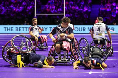 İngiltere 'den Tom Halliwell, 18 Kasım 2022' de Manchester Central, Manchester, İngiltere 'de oynanan 2021 Dünya Rugby Ligi Finali sırasında Fransız Lionel Alazard ve Fransız Mostefa Abassi' ye daldı.