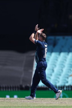 İngiltere 'den Chris Woakes, Travis' in 19 Kasım 2022 'de İngiltere' ye karşı oynanan Dettol Serisi 2. ODI karşılaşmasında görevden alınmasını kutluyor.