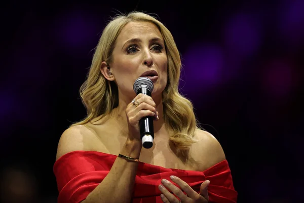 Lizzie Jones Mbe Sings National Anthem Ahead Wheelchair Rugby League — Stock Photo, Image