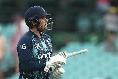  İngiltere 'den Jason Roy, Distol Serisi 2. ODI maçı sırasında SCG, Sydney, Avustralya, 19 Kasım 2022' de İngiltere 'ye karşı sahadan çıkıyor.