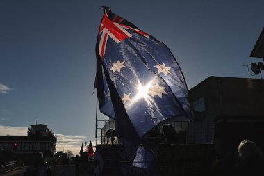 Bayanlar Rugby Ligi Dünya Kupası Finali öncesinde Avustralya ile Eski Trafford, Manchester, Birleşik Krallık 'ta 19 Kasım 2022' de oynanan Avustralya-Yeni Zelanda karşılaşmasında bir Avustralya bayrağı sallandı.