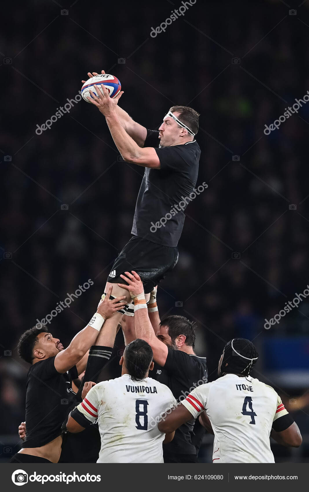 新西兰的布罗迪雷塔里克Brodie Retallick 在2022年11月19日于英国Twickenham的Twickenham体育场举行的英格兰对 新西兰的秋季国际比赛中该线被排除在外——