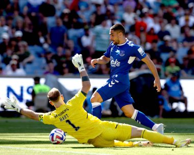Everton 'dan Neal Maupay, 20 Kasım 2022' de Sidney, Avustralya 'daki Accor Stadyumu' nda oynanan Celtic-Everton maçında Celtic FC 'den Joe Hart' ın (gk) yanından geçiyor.