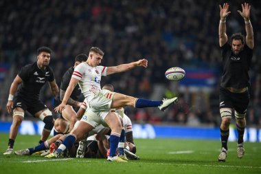 İngiltere 'den Jack van Poortvliet, Yeni Zelandalı Samuel Whitelock' un baskısı altında İngiltere ile Yeni Zelanda arasındaki 19 Kasım 2022 'de Twickenham Stadyumu' nda oynanan maçta topu temizledi.