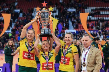 Avustralya takımı koçu Brad Donald ile Bayanlar Rugby Ligi Dünya Kupası Kupası Kupası 'nı kaldırdı ve bayanlar rugby Ligi Dünya Kupası finalinde Avustralya ile Yeni Zelanda arasında oynanan Old Trafford, Manchester, Birleşik Krallık maçında zaferi kutladı.