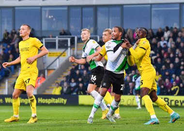 Plymouth Argyle defans oyuncusu Brendan Galloway ve Burton Albion defans oyuncusu Sam Hughes, 19 Kasım 2022 tarihinde İngiltere 'de Pirelli Stadyumu' nda oynanan Sky Bet 1 karşılaşmasında Burton Albion 'a karşı Plymouth Argyle maçında mal elde etme mücadelesi verdiler.