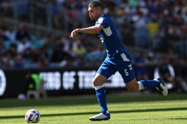 Everton 'dan Michael Keane, 20 Kasım 2022' de Sidney, Avustralya 'daki Accor Stadyumu' nda oynanan Celtic-Everton maçında top sürüyor.