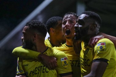 Burton Albion 'dan Adrian Mariappa, 19 Kasım 2022 tarihinde İngiltere' nin başkenti Pirelli Stadyumu 'nda oynanan Gökyüzü İddia Ligi 1 karşılaşmasında takım arkadaşlarıyla 2-2 yapma hedefini kutluyor.