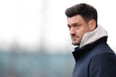 AFC Wimbledon 'un yöneticisi Johnnie Jackson 19 Kasım 2022' de İngiltere, Birkenhead 'de oynanan Sky Bet 2 karşılaşmasında Tranmere Rovers' a karşı AFC Wimbledon maçını izliyor.