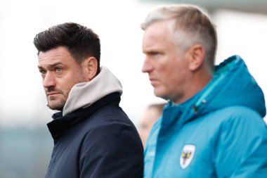 AFC Wimbledon 'un yöneticisi Johnnie Jackson 19 Kasım 2022' de İngiltere, Birkenhead 'de oynanan Sky Bet 2 karşılaşmasında Tranmere Rovers' a karşı AFC Wimbledon maçını izliyor.