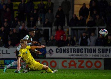 GoAL Plymouth Argyle tam geri Bali Mumba (17), 19 Kasım 2022 tarihinde İngiltere 'nin Trent kentindeki Pirelli Stadyumu' nda oynanan Sky Bet 1 maçında Burton Albion 'a karşı Plymouth Argyle maçında 1-2 berabere kalabilmek için şut çekti ve gol attı.