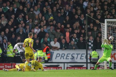 Plymouth Argyle 'dan 17 numaralı Bali Mumba, 19 Kasım 2022' de İngiltere 'nin başkenti Trent' te oynanan Sky Bet 1 karşılaşmasında Burton Albion 'a karşı Plymouth Argyle maçında 1-2' lik skorla gol attı.