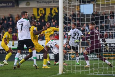 Burton Albion 'dan Bobby Kamwa, 19 Kasım 2022' de İngiltere 'nin başkenti Trent' te oynanan Sky Bet 1 karşılaşmasında Burton Albion 'a karşı Plymouth Argyle maçında skoru 1-0 yapmak için attığı atışı izliyor.