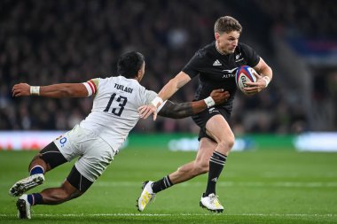 Yeni Zelandalı Beauden Barrett, İngiltere 'nin Twickenham Stadyumu' nda 19 Kasım 2022 'de oynanan İngiltere - Yeni Zelanda müsabakası sırasında İngiltere' nin Manu Tuilagi mücadelesinden ayrıldı.