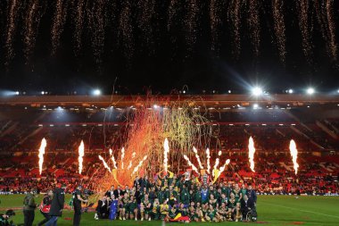 Avustralyalı bayanlar takımı, Mens Rugby Ligi Dünya Kupası Kupası kupasını kaldırırken erkekler takımına katılır ve 2021 Dünya Rugby Ligi Kupası 'nın finalinde Old Trafford, Manchester, Birleşik Krallık' ta Samoa 'ya karşı kazandığı zaferi kutlar.