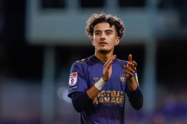 AFC Wimbledon 'dan 10 numaralı Ayoub Assal, 19 Kasım 2022' de İngiltere 'nin Birkenhead kenhead kentinde oynanan Sky Bet Lig 2 karşılaşması sonrasında taraftarları alkışlıyor.