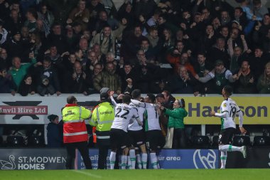 Plymouth Argyle 'dan 17 numaralı Bali Mumba, 19 Kasım 2022' de İngiltere 'nin başkenti Trent' te oynanan Sky Bet 1 maçında Burton Albion 'a karşı Plymouth Argyle maçında 1-2 kazanma golünü kutluyor.