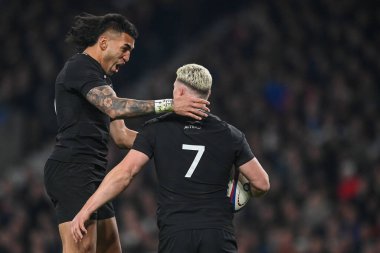 Yeni Zelanda 'dan Dalton Papali' i ve Yeni Zelanda 'dan Rieko Ioane, 19 Kasım 2022' de Twickenham Stadyumu, Twickenham 'da oynanan İngiltere-Yeni Zelanda müsabakasında denemesini kutluyorlar.