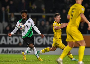 Plymouth Argyle forvet Niall Ennis (11) topu kazandı ve 19 Kasım 2022 'de İngiltere' nin başkenti Trent 'te oynanan Pirelli Stadyumu' nda Burton Albion ve Plymouth Argyle maçında pas arıyor.