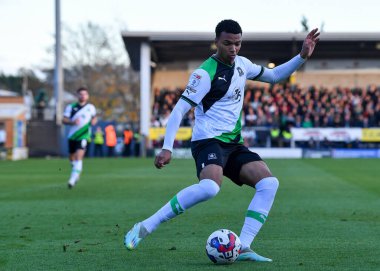 Plymouth Argyle forveti Morgan Whittaker (19), 19 Kasım 2022 'de İngiltere' nin başkenti Trent 'te oynanan Sky Bet 1 karşılaşmasında Burton Albion ve Plymouth Argyle maçında penaltı sahasına girdi.