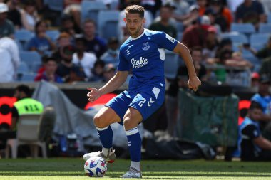 Everton 'dan James Tarkowski, 20 Kasım 2022' de Sidney 'deki Accor Stadyumu' nda oynanan Süper Kupa karşılaşmasında topu atıyor.