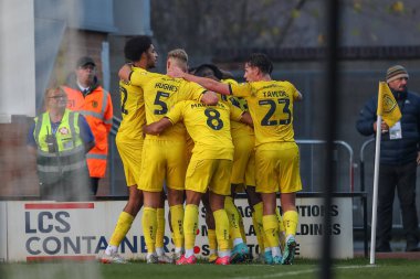 Burton Albion 'dan Bobby Kamwa # 39, 19 Kasım 2022 tarihinde İngiltere' nin Trent kentindeki Pirelli Stadyumu 'nda oynanan Sky Bet 1 maçında Burton Albion' a karşı Plymouth Argyle maçında 1-0 berabere kalma golünü kutluyor.
