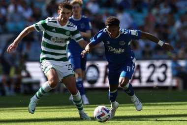 Everton 'dan Demarai Gray, 20 Kasım 2022' de Sidney, Avustralya 'daki Accor Stadyumu' nda oynanan Süper Kupa maçı sırasında top sürüyor.