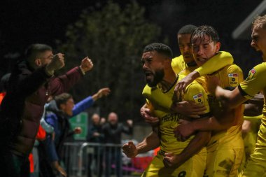 Burton Albion 'dan Adrian Mariappa, 19 Kasım 2022 tarihinde İngiltere' nin başkenti Trent 'te oynanan Sky Bet 1 karşılaşmasında Burton Albion' a karşı Plymouth Argyle maçında 2-2 'lik galibiyetini kutluyor.