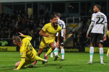 Burton Albion 'dan Adrian Mariappa, 19 Kasım 2022 tarihinde İngiltere' nin başkenti Trent 'te oynanan Sky Bet 1 karşılaşmasında Burton Albion' a karşı Plymouth Argyle maçında 2-2 'lik galibiyetini kutluyor.