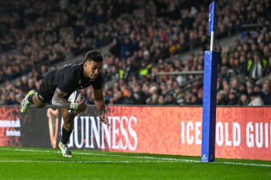 Yeni Zelandalı Rieko Ioane, 19 Kasım 2022 'de İngiltere' nin Twickenham Stadyumu 'nda Yeni Zelanda' ya karşı oynadığı sonbahar maçında bir deneme için sahaya çıkıyor.